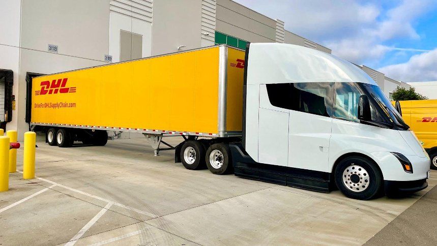 شاحنة Tesla Semi الكهربائية