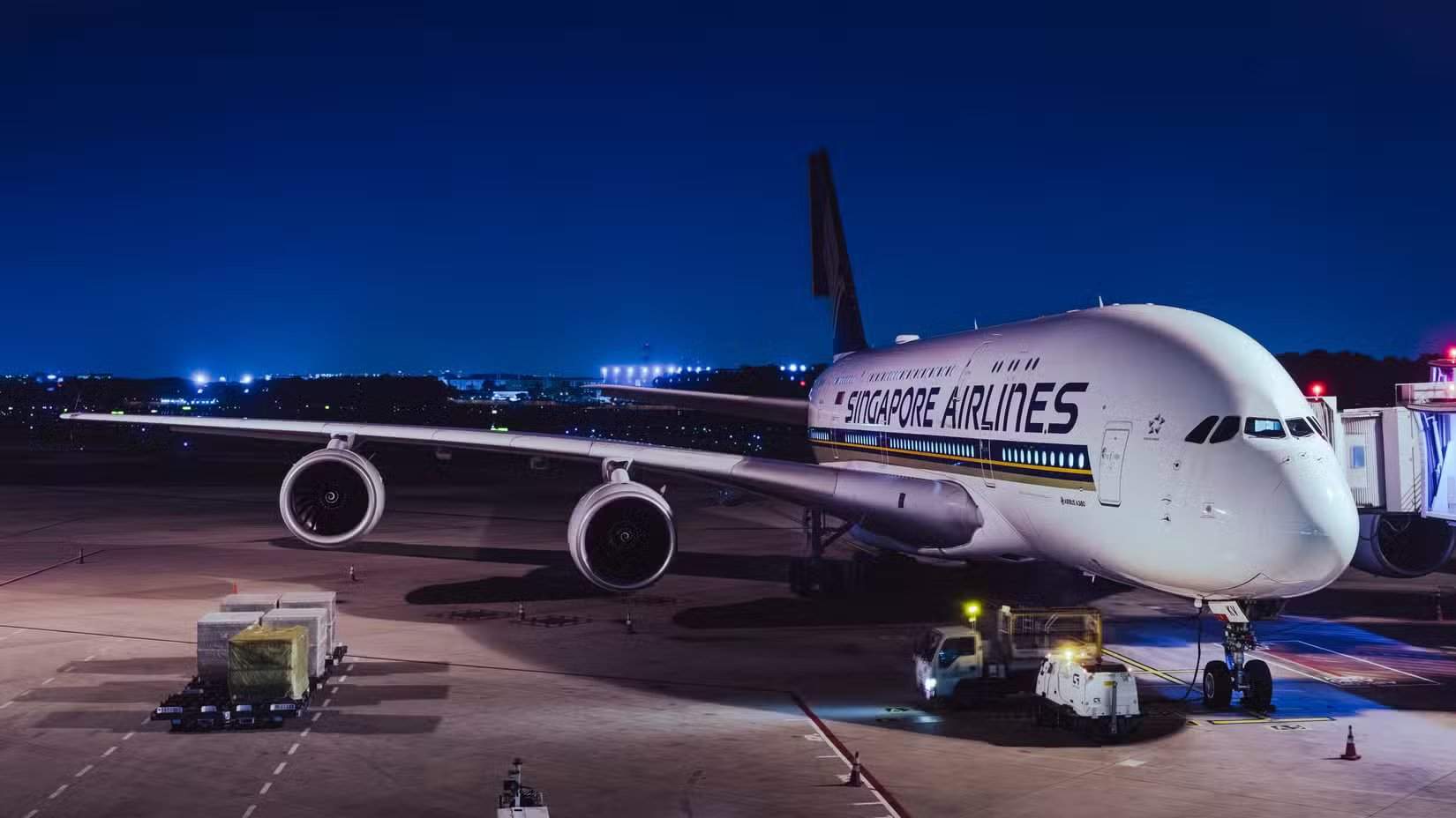 Airbus A380 da Singapore Airlines estacionado à noite