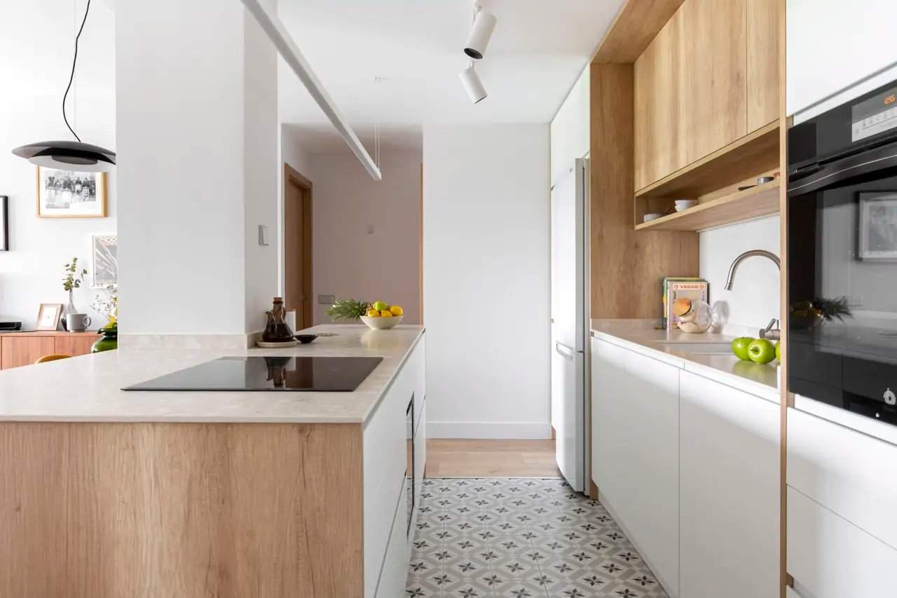 Cozinha aberta em uma residência em Madri.