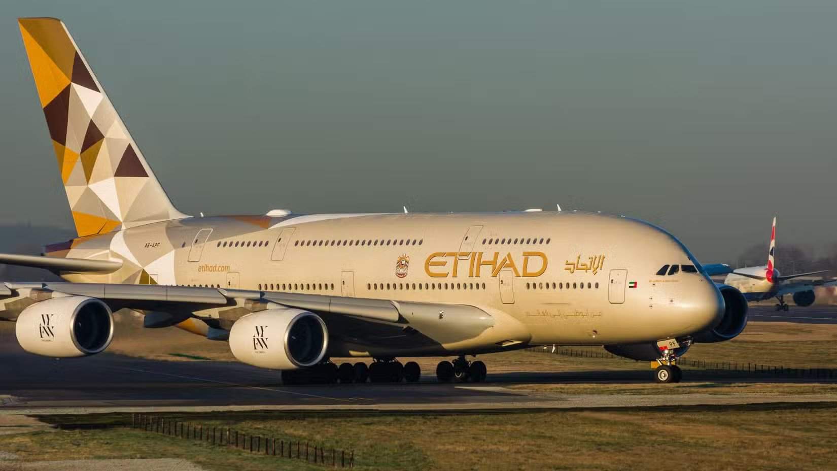 Airbus A380 d'Etihad roulant vers la piste