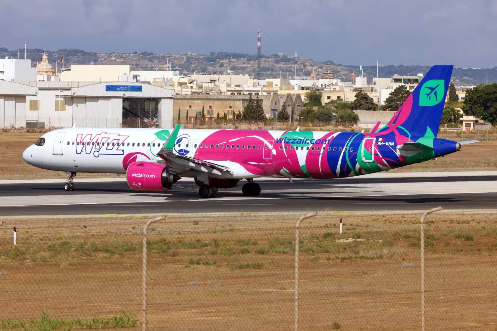 Wizz A321neo en roulage avec livrée spéciale