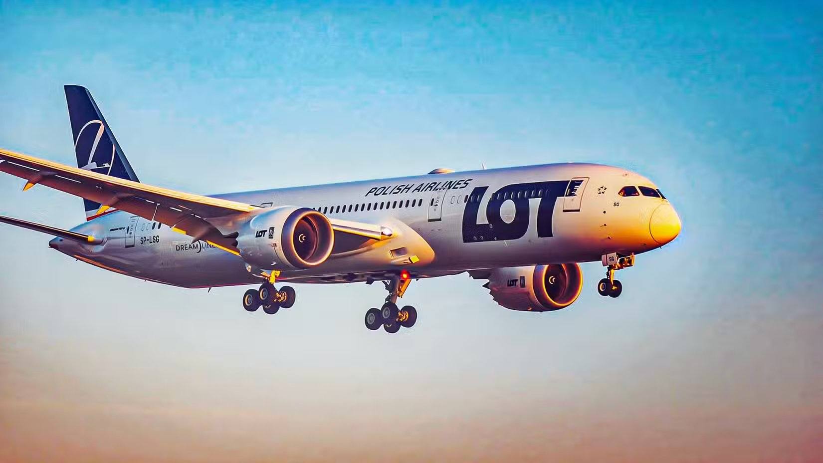 صورة مصغرة لطائرة بوينغ 787 التابعة للخطوط الجوية البولندية LOT في مرحلة التخصيص النهائي