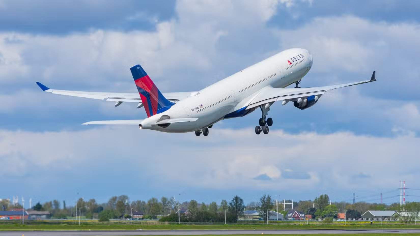 طائرة دلتا إيرلاينز إيرباص A330-300 تقلع