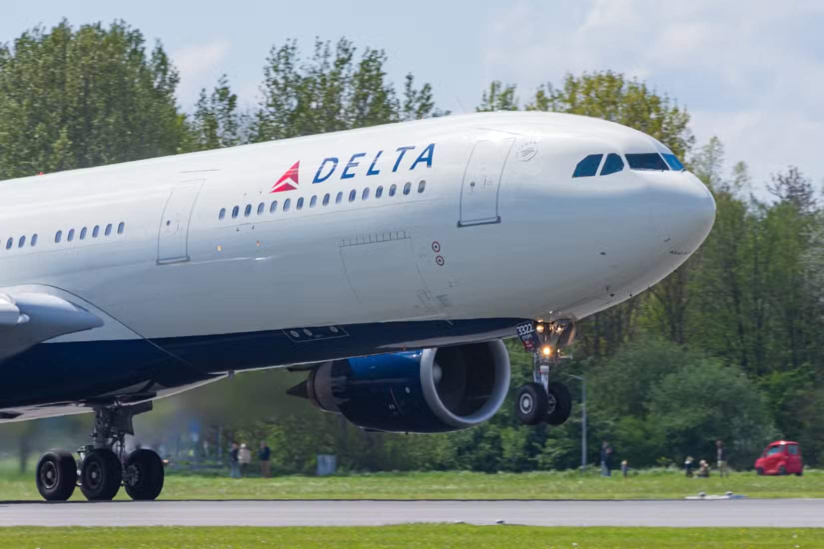 طائرة دلتا إيرباص A330-300 أثناء الهبوط