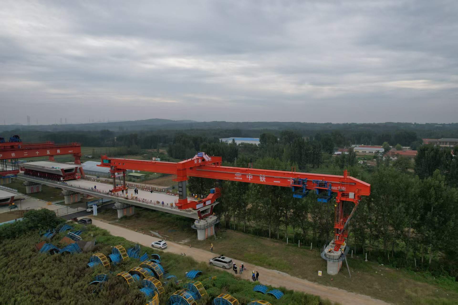 900t 单主梁架桥机 - 中铁十一局集团汉江重工有限公司