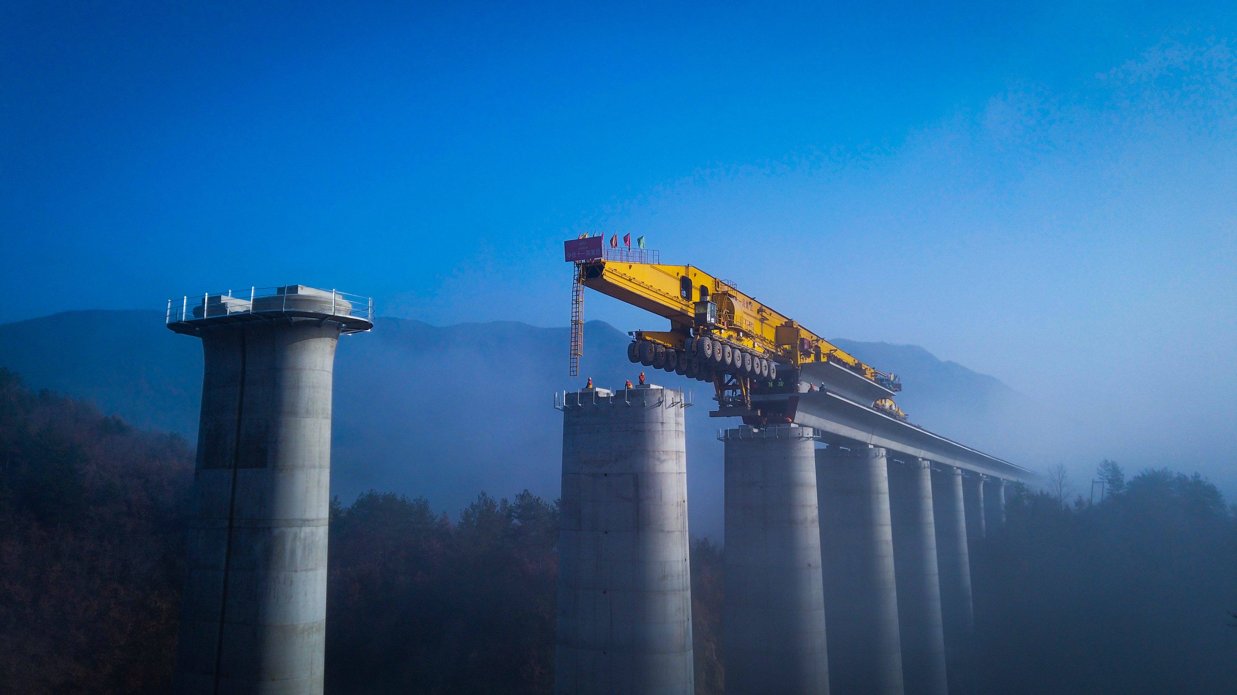 900t 流动式架桥机 - 中铁十一局集团汉江重工有限公司