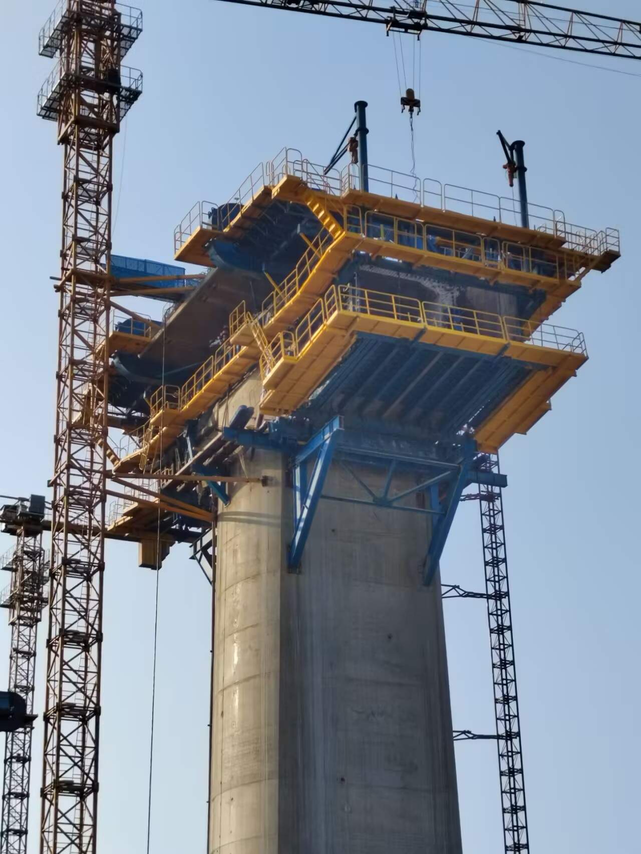 下承式悬灌造桥机 - 中铁十一局集团汉江重工有限公司