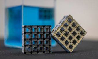 Команда RMIT напечатала на 3D-принтере титановую решётку, плавающую в морской воде