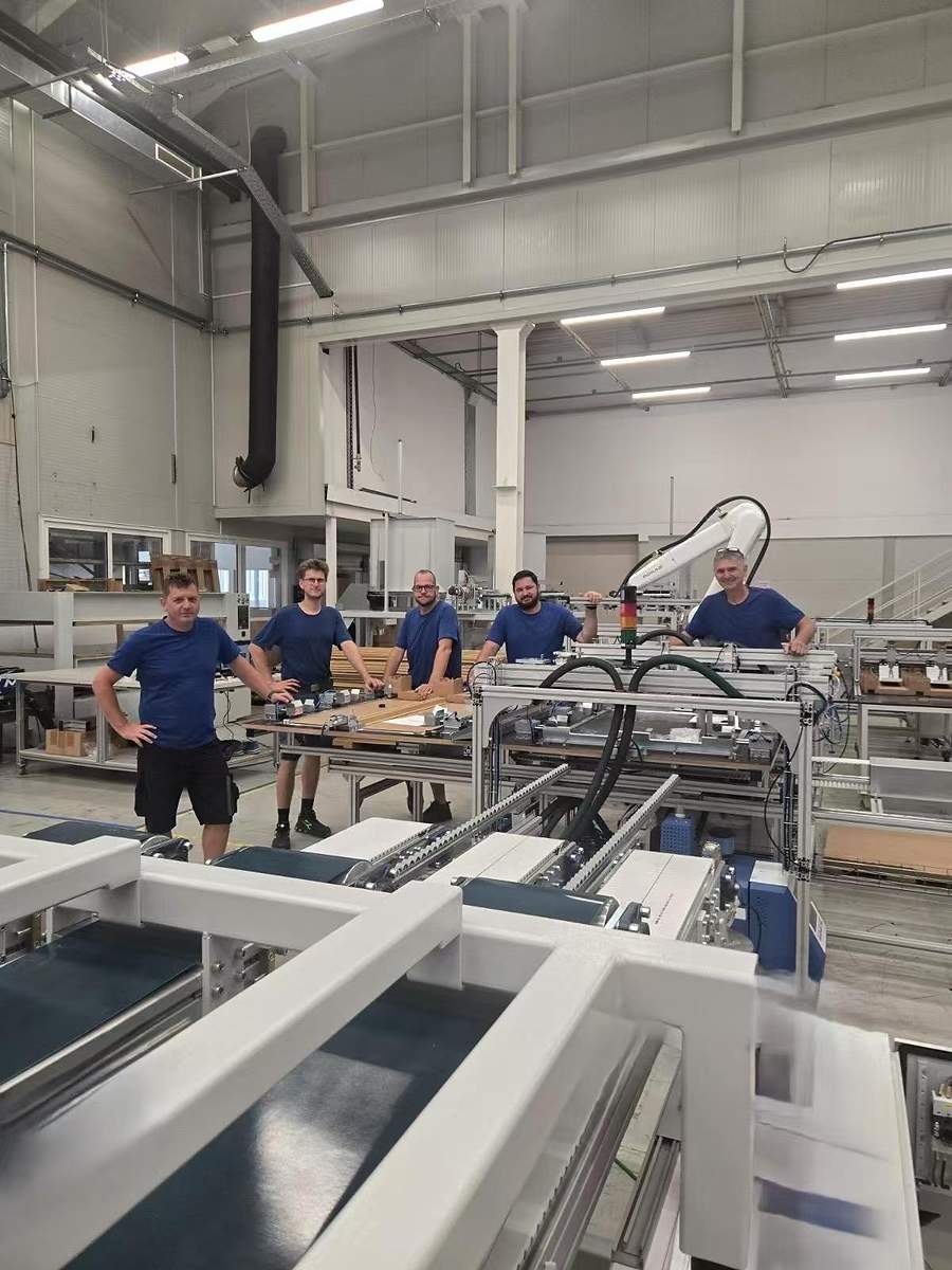 L'équipe d'ingénierie KraftPal posant avec la nouvelle machine de production de palettes KP25039.