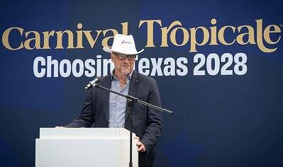 Ben Clement, vice-président exécutif des opérations maritimes et des nouvelles constructions de Carnival Cruise Line, prononce un discours.