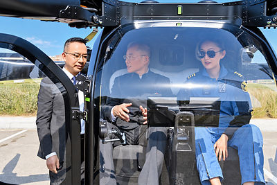 (Image of the Chinese Ambassador experiencing the air module of the 'Land Aircraft Carrier')