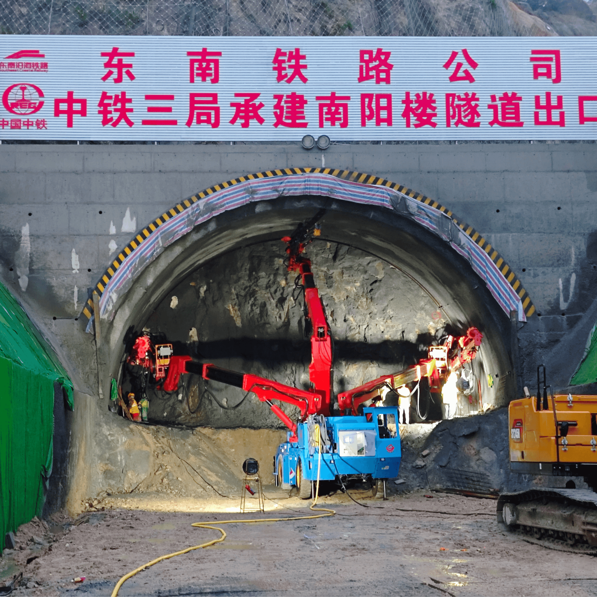 Q/GM312A 拱锚注联合作业台车 - 洛阳中铁强力机械有限公司