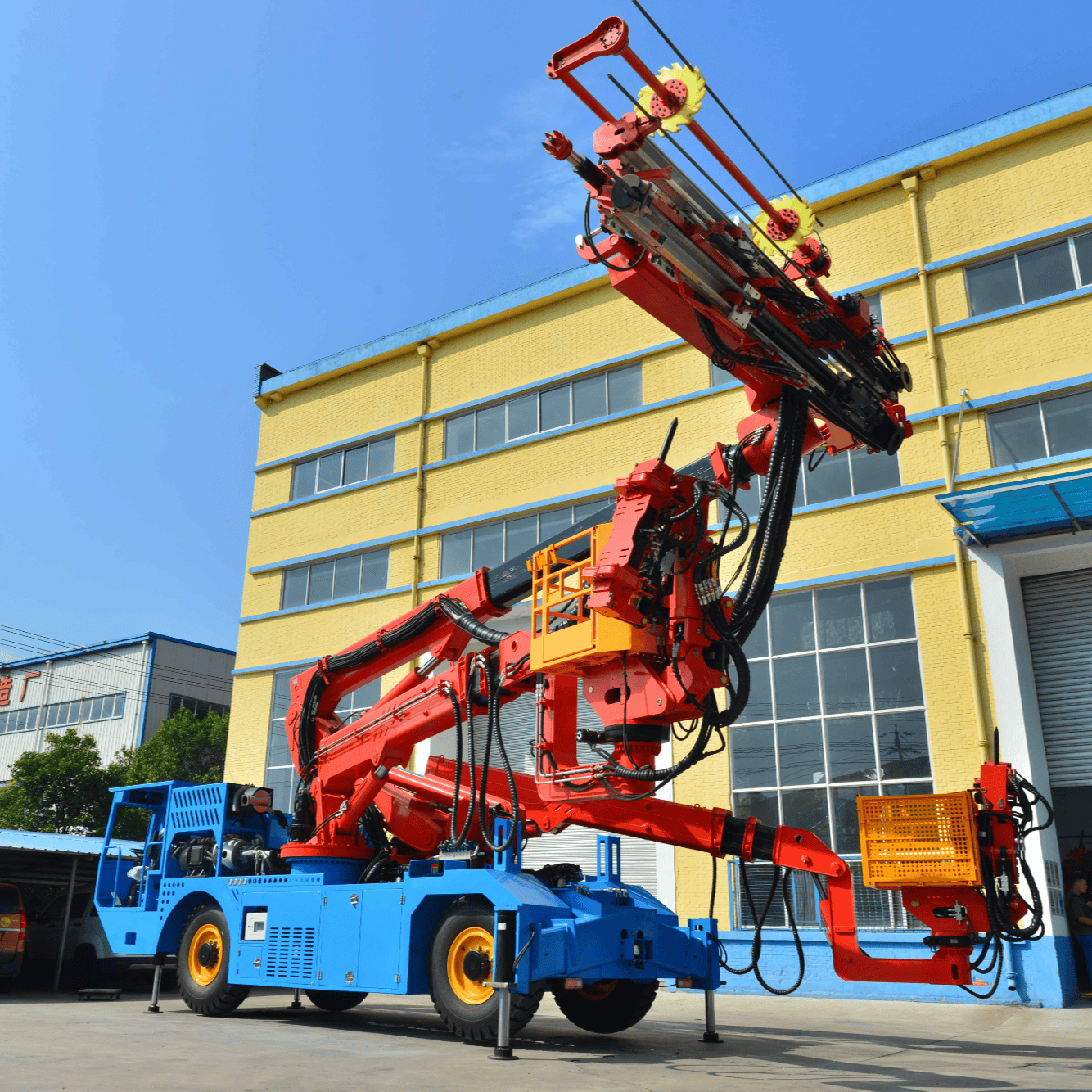Q/GM312X 高原窄体型拱锚注联合作业台车 - 洛阳中铁强力机械有限公司