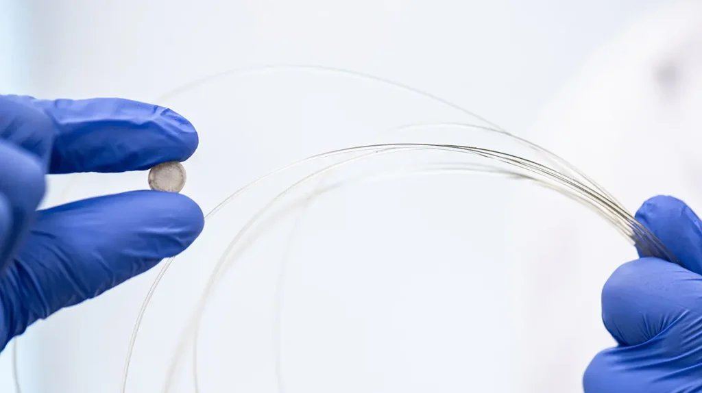 Le filament à droite est utilisé dans l'impression 3D pour fabriquer des médicaments personnalisés, comme le comprimé à gauche. Photo via Kevin Bain/Ole Miss Digital Imaging Services.