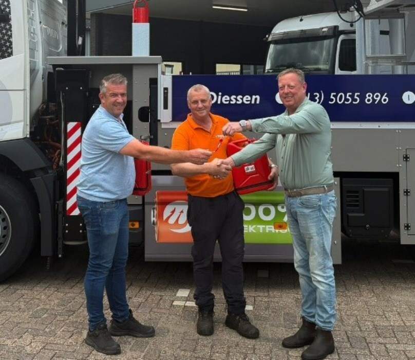 Remise des clés (de gauche à droite) Dirk-Jan Scholten et Wil van Pelt de Triton avec Raymond Damhuis d'All-Up