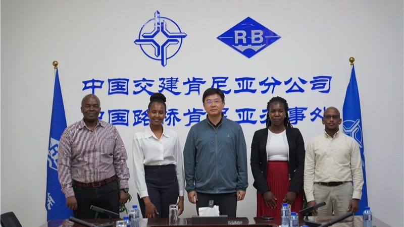 已学成归国的肯尼亚留学生代表参加中国交建·中国路桥——北京交通大学"一带一路"国际人才联合培养肯尼亚项目留学生座谈会。
